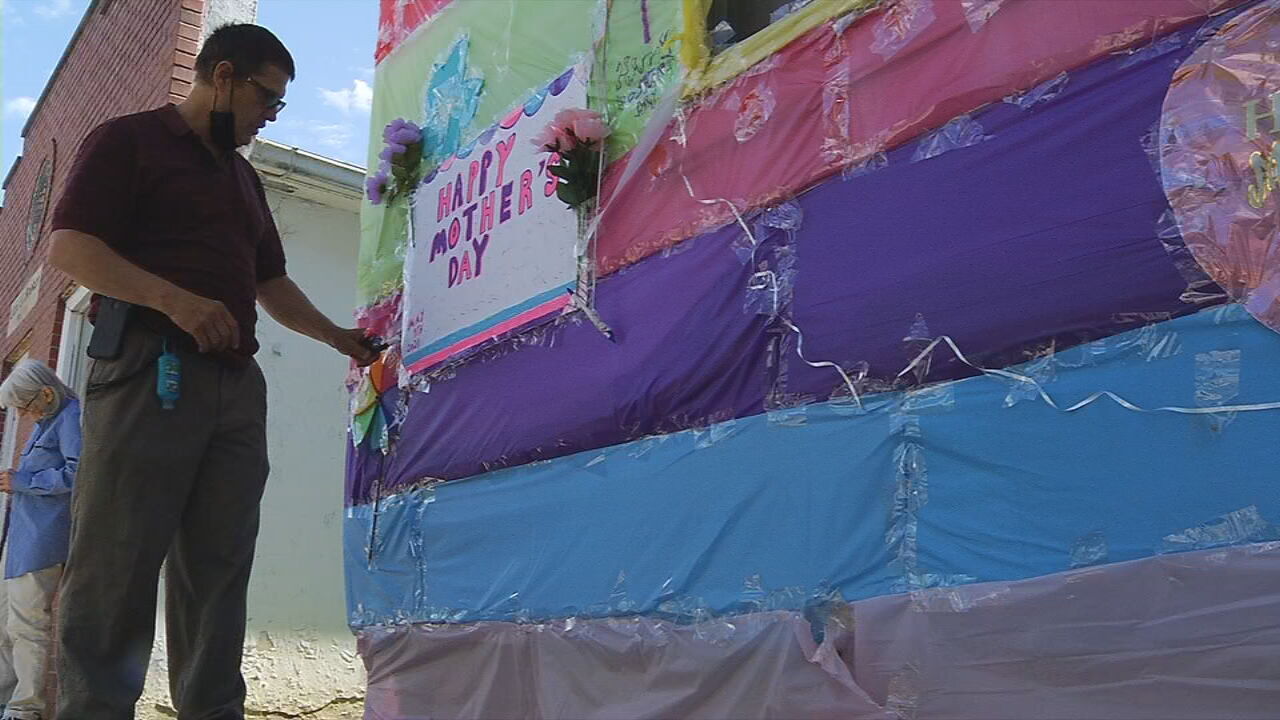 New Albany man decorates his home in honor of mothers who died from COVID-19